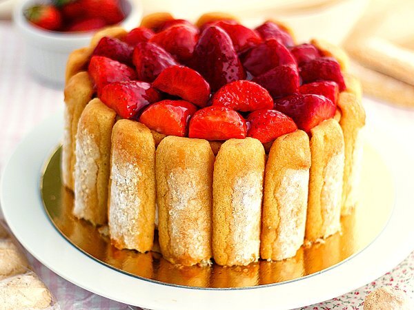 La charlotte aux fraises facile : la recette la plus visitée de Ptitchef, découvrez pourquoi elle séduit autant !