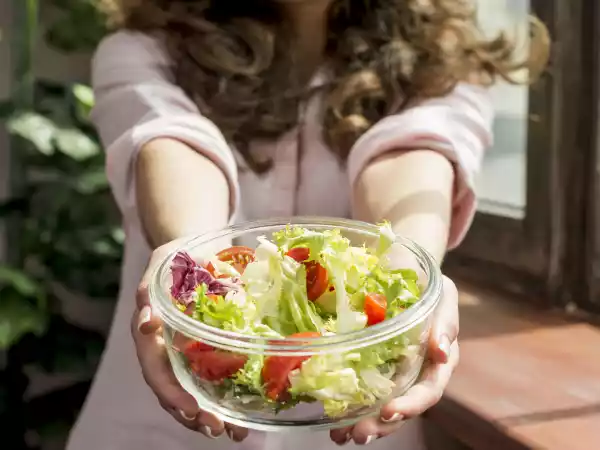 Toxoplasmose : 1 sachet de salade sur 25 serait contaminé… faut-il s’inquiéter ?