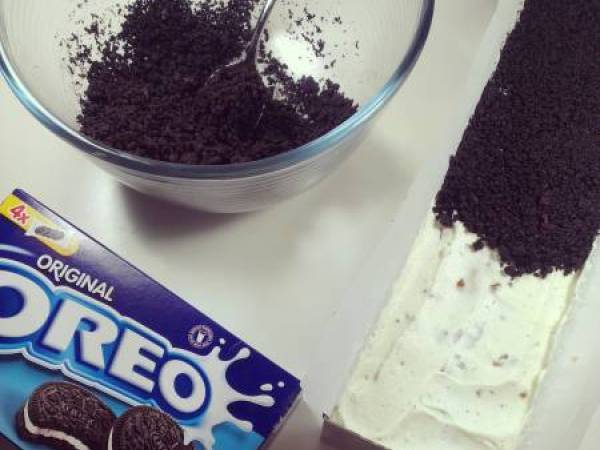 Bûche façon cheesecake (sans cuisson) aux Oreo, éclats de Daim et coeur Cookie dough - Préparation etape 5