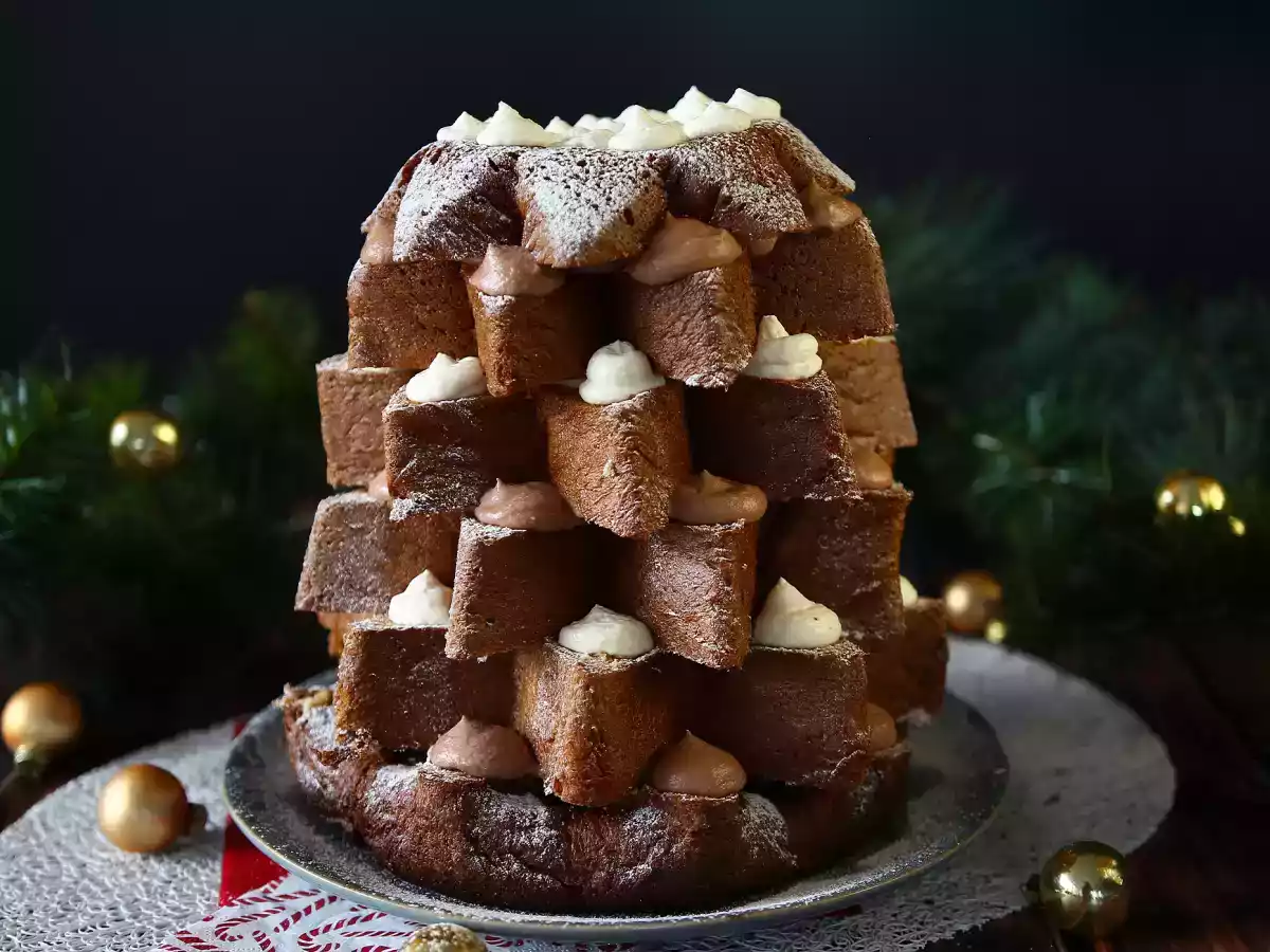Brioche Pandoro farcie à la crème de Nutella et à la crème vanille en forme de sapin de Noël